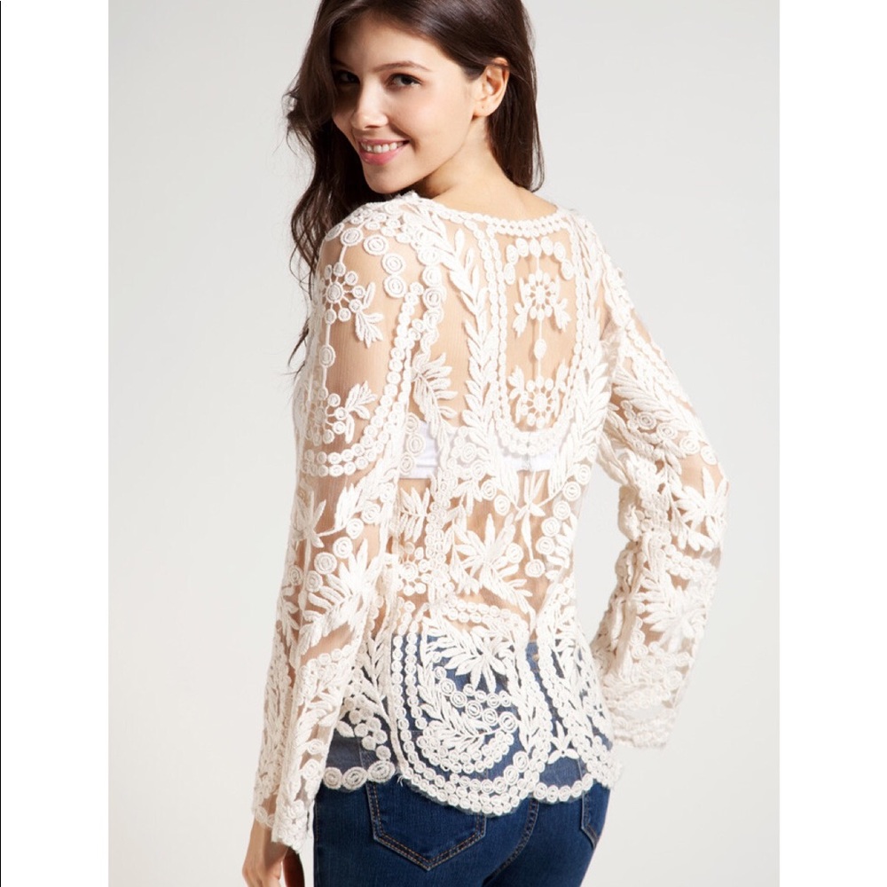 Look book creme lace long sleeve top